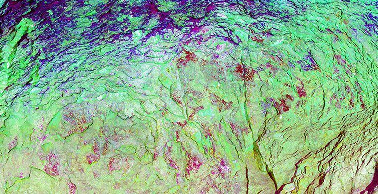Sector izquierdo de la cavidad inferior de Cova Centelles, falso color.