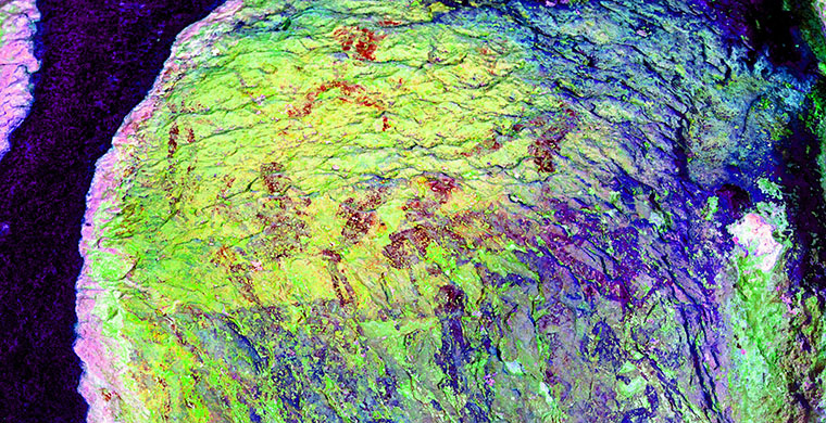 Sector derecho de la cavidad inferior de Cova Centelles, falso color.