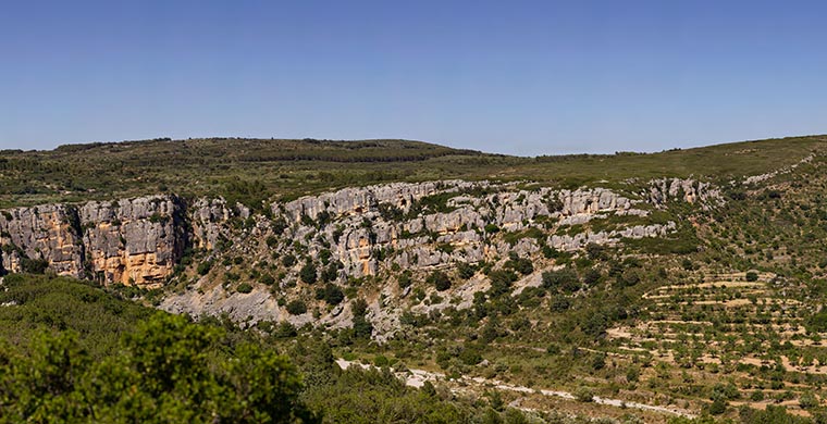 Vista del paisaje en el que se sitúa la Cova dels Cavalls.